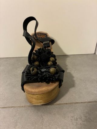 Sandalias de tacón negras con abalorios