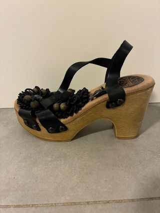 Sandalias de tacón negras con abalorios