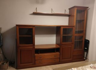 Mueble de salón de madera y cristal