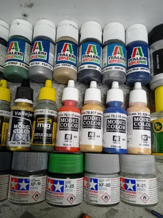 Colori acrilici e colle modellismo