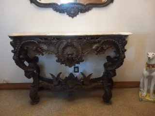 Mesa de madeira trabalhada com mármore