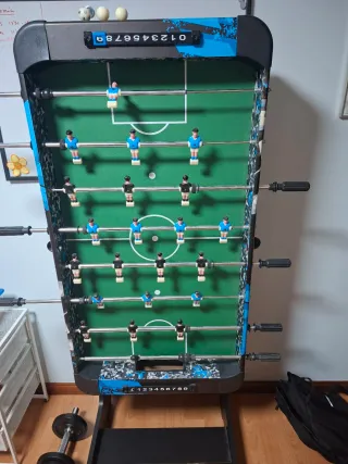 Futbolín de mesa azul y negro