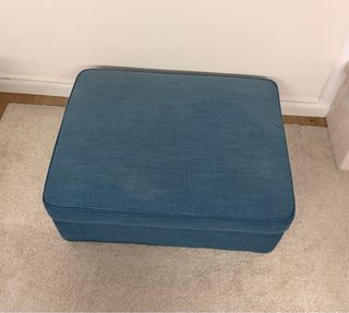 Puf reposapiés KIVIK con almacenamiento