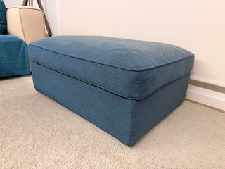 Puf reposapiés KIVIK con almacenamiento