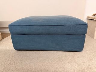 Puf reposapiés KIVIK con almacenamiento