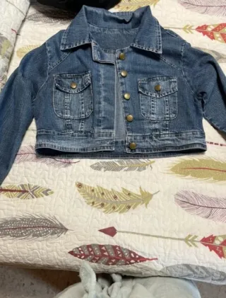 Chaqueta vaquera corta Bershka