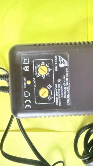 Cargador Baterías Ni-MH / Ni-Cd Automático