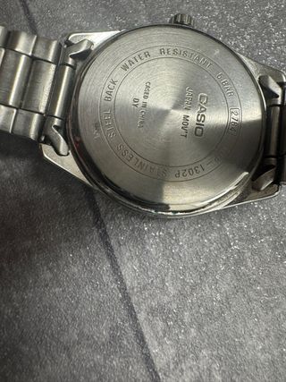 Reloj Casio plateado y blanco