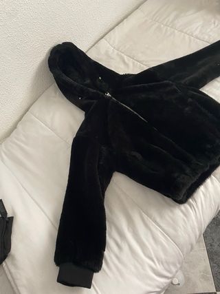 Abrigo de pelo negro con capucha