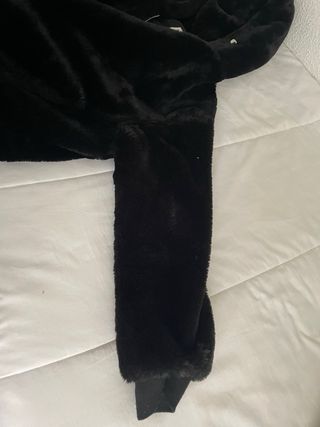 Abrigo de pelo negro con capucha