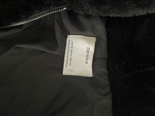 Abrigo de pelo negro con capucha