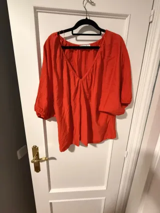 Blusa roja escote pico manga abullonada