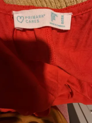 Blusa roja escote pico manga abullonada