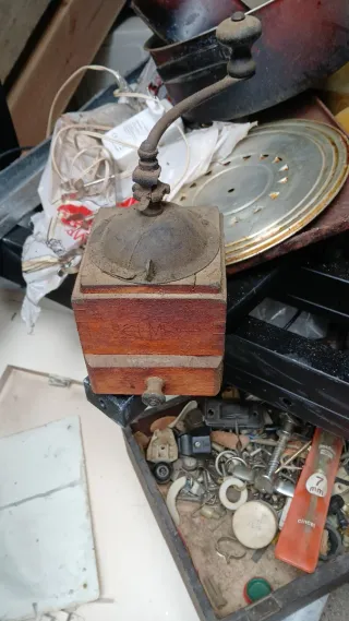 Molinillo de café antiguo de madera