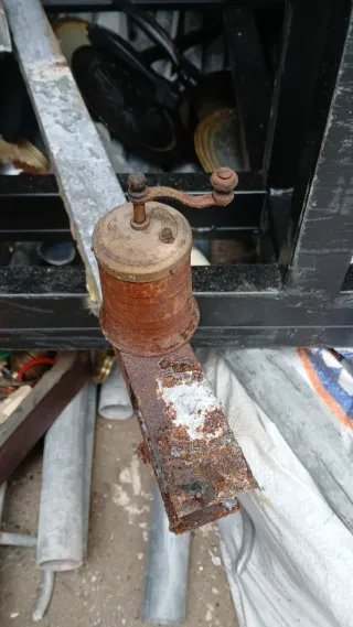 Molinillo de café antiguo de madera