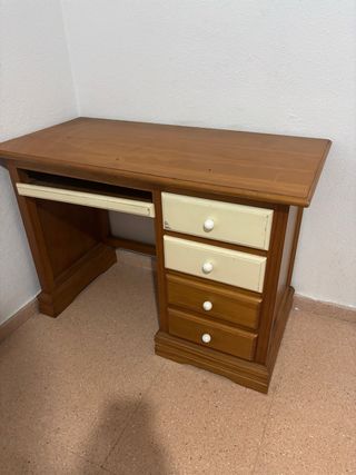 Escritorio de madera con cajones