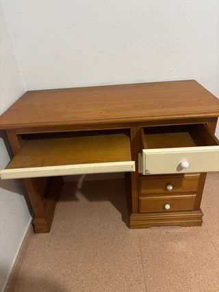 Escritorio de madera con cajones