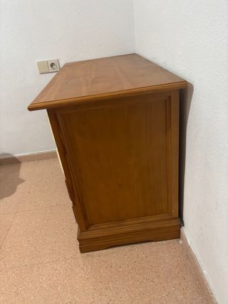 Escritorio de madera con cajones