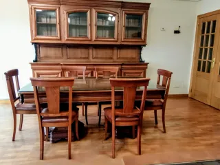 Mesa comedor acompañado por 8 sillas.