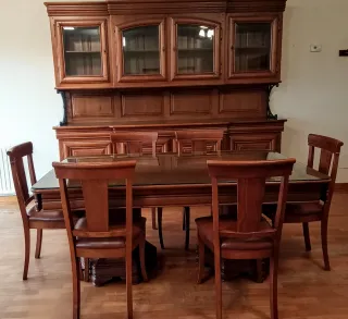 Mesa comedor acompañado por 8 sillas.