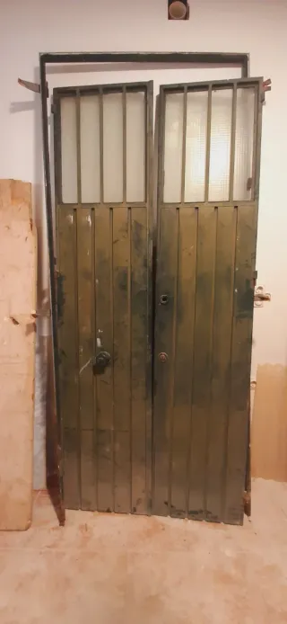 Puerta metálica doble con cristal