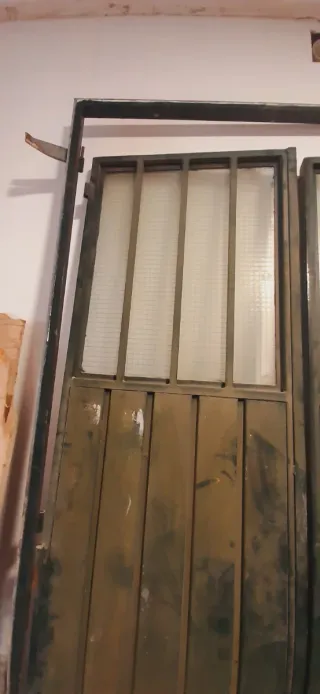 Puerta metálica doble con cristal
