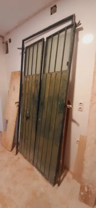 Puerta metálica doble con cristal