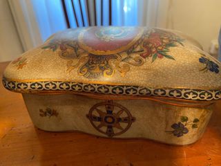 Caja decorativa cerámica con detalles dorados