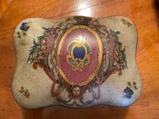 Caja decorativa cerámica con detalles dorados