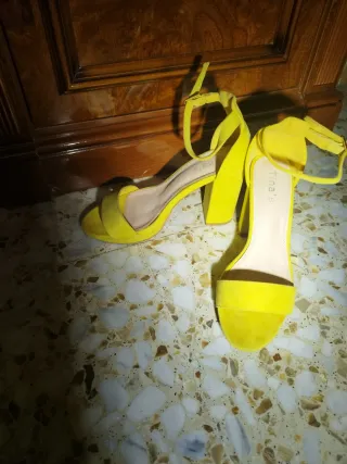 Sandalias tacón amarillas