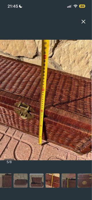 Baúl de mimbre con cierres metálicos