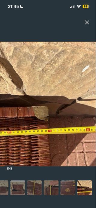 Baúl de mimbre con cierres metálicos