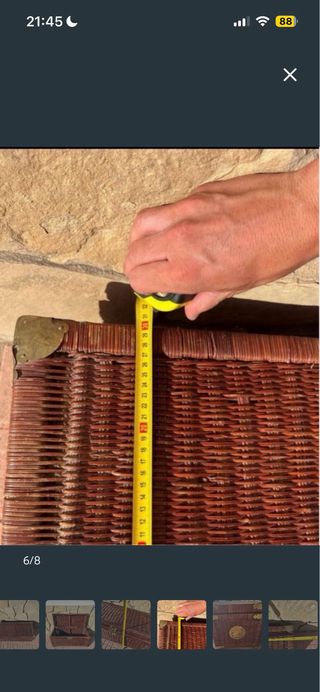 Baúl de mimbre con cierres metálicos