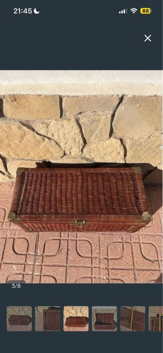 Baúl de mimbre con cierres metálicos