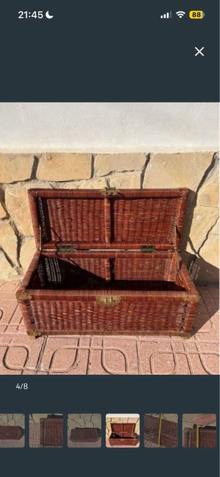 Baúl de mimbre con cierres metálicos