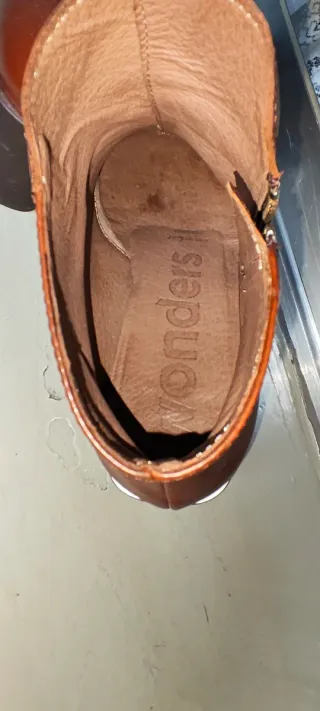 Botines de piel en color marrón, talla 40. Tacón 5