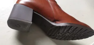 Botines de piel en color marrón, talla 40. Tacón 5