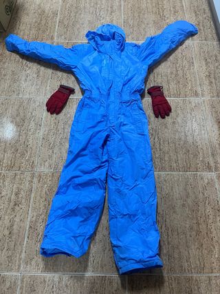 Mono de nieve azul con guantes