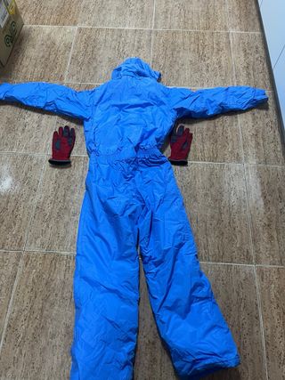 Mono de nieve azul con guantes