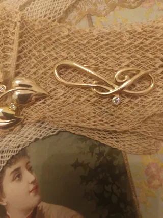 Tres antiguos broches de los años 1950