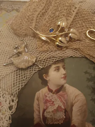 Tres antiguos broches de los años 1950