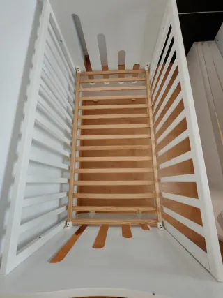 Cuna de madera para bebé con osito