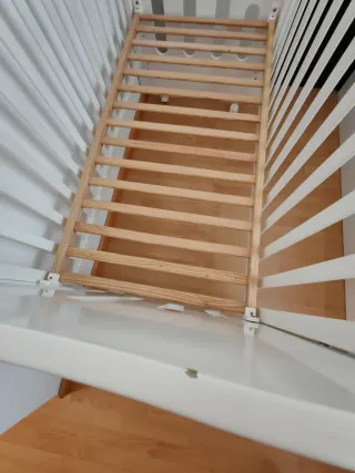 Cuna de madera para bebé con osito