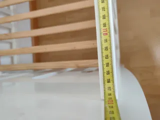 Cuna de madera para bebé con osito