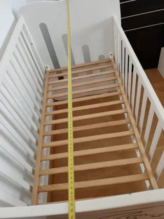 Cuna de madera para bebé con osito