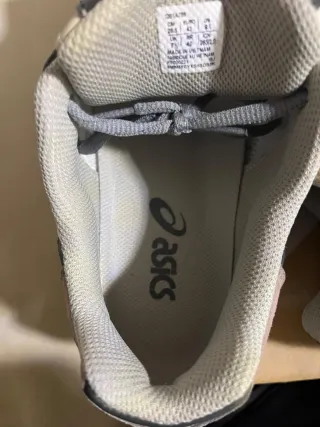 Zapatillas Asics beige y grises