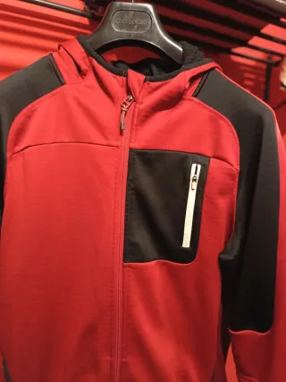 Chaqueta deportiva Puma roja y negra