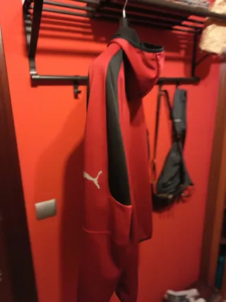 Chaqueta deportiva Puma roja y negra