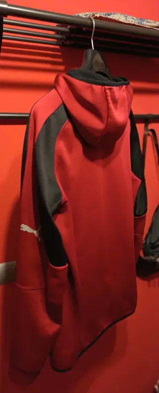 Chaqueta deportiva Puma roja y negra