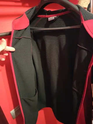 Chaqueta deportiva Puma roja y negra